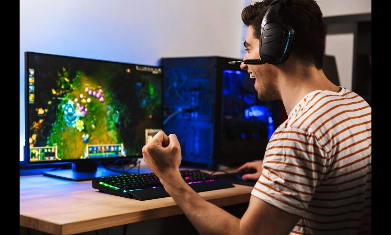 homem jogando no seu pc gamer